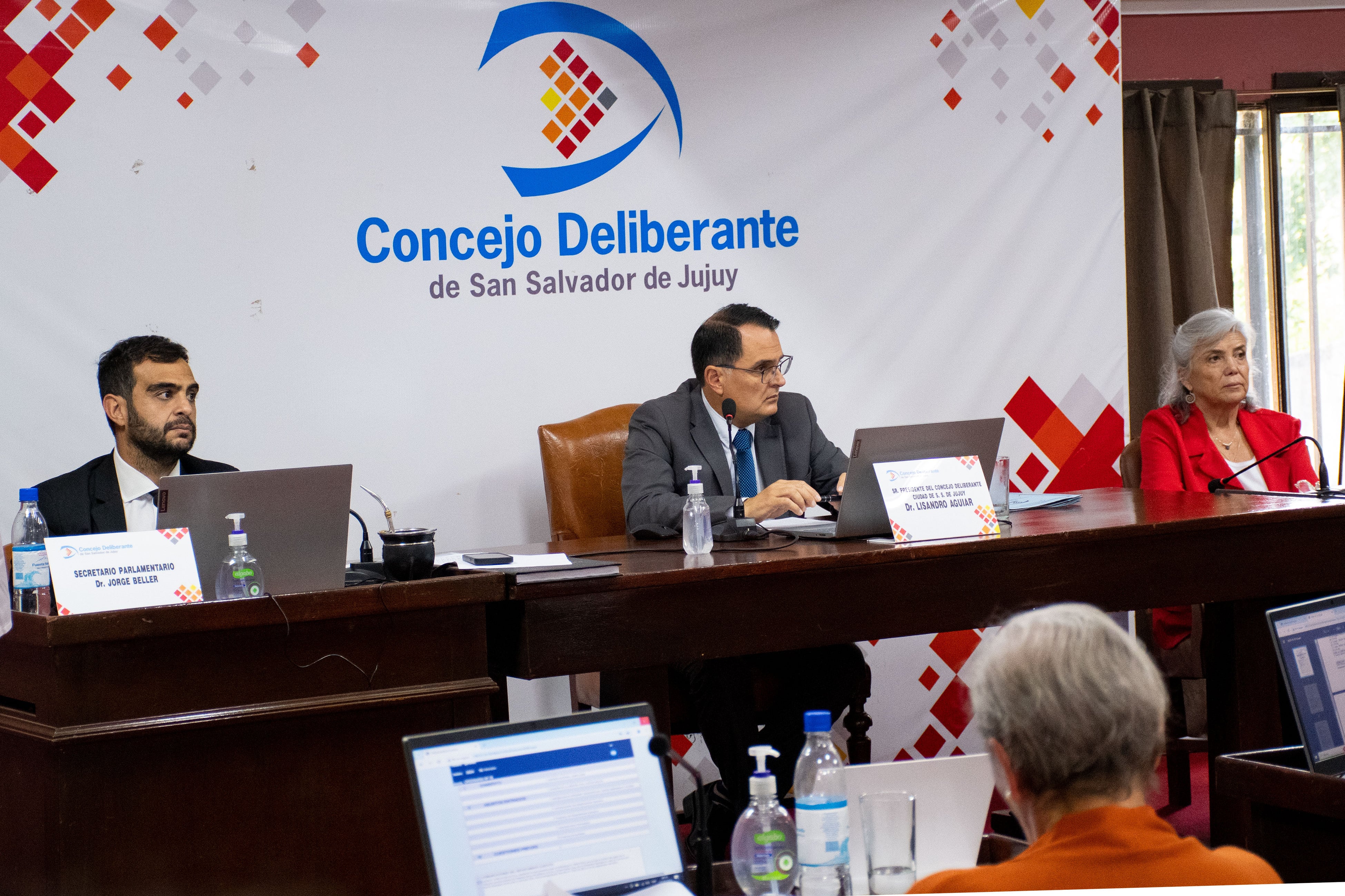 El presidente del Concejo Deliberante de San Salvador de Jujuy, Lisandro Aguiar (al centro), comentó los temas relevantes de la sesión de este jueves.