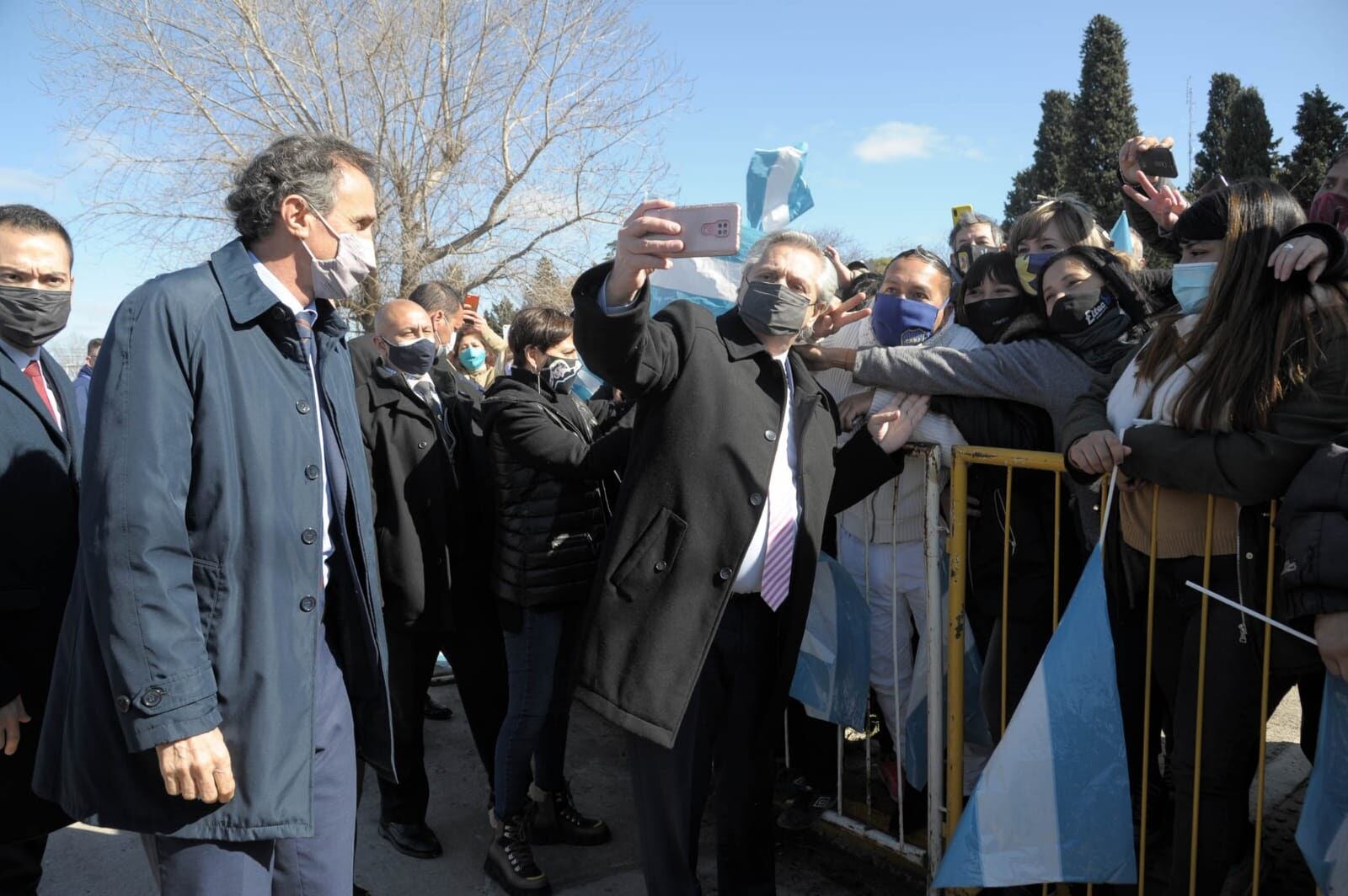 Fernández se toma una foto junto a otros asistentes al acto en Quilmes.