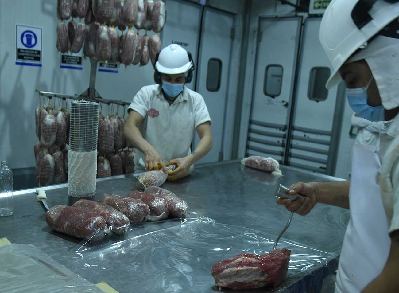 La empresa también produce bondiolas. (Ramiro Pereyra / La Voz)