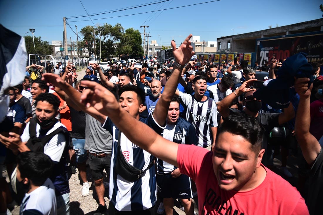 Hinchas de Talleres en la Boutique de Barrio Jardín esperan ver el ultimo entrenamiento  del equipo antes del viaje   a Santiago del Estero. (Pedro Castillo /La Voz)