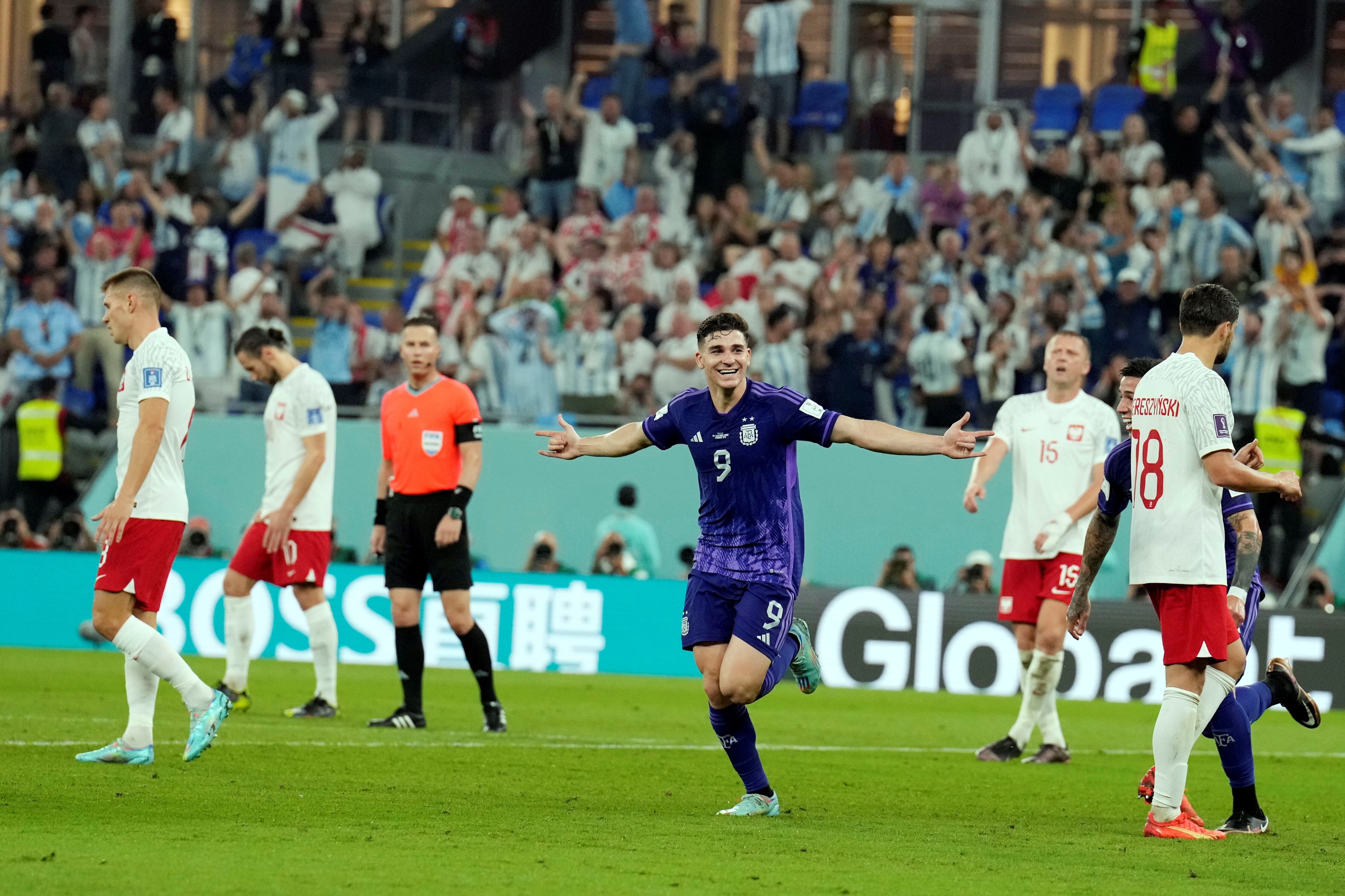 Julián Álvarez festeja su gol (AP)