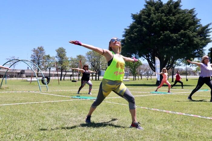 Una guía para hacer gimnasia y entrenarse gratis en las plazas en la Ciudad.