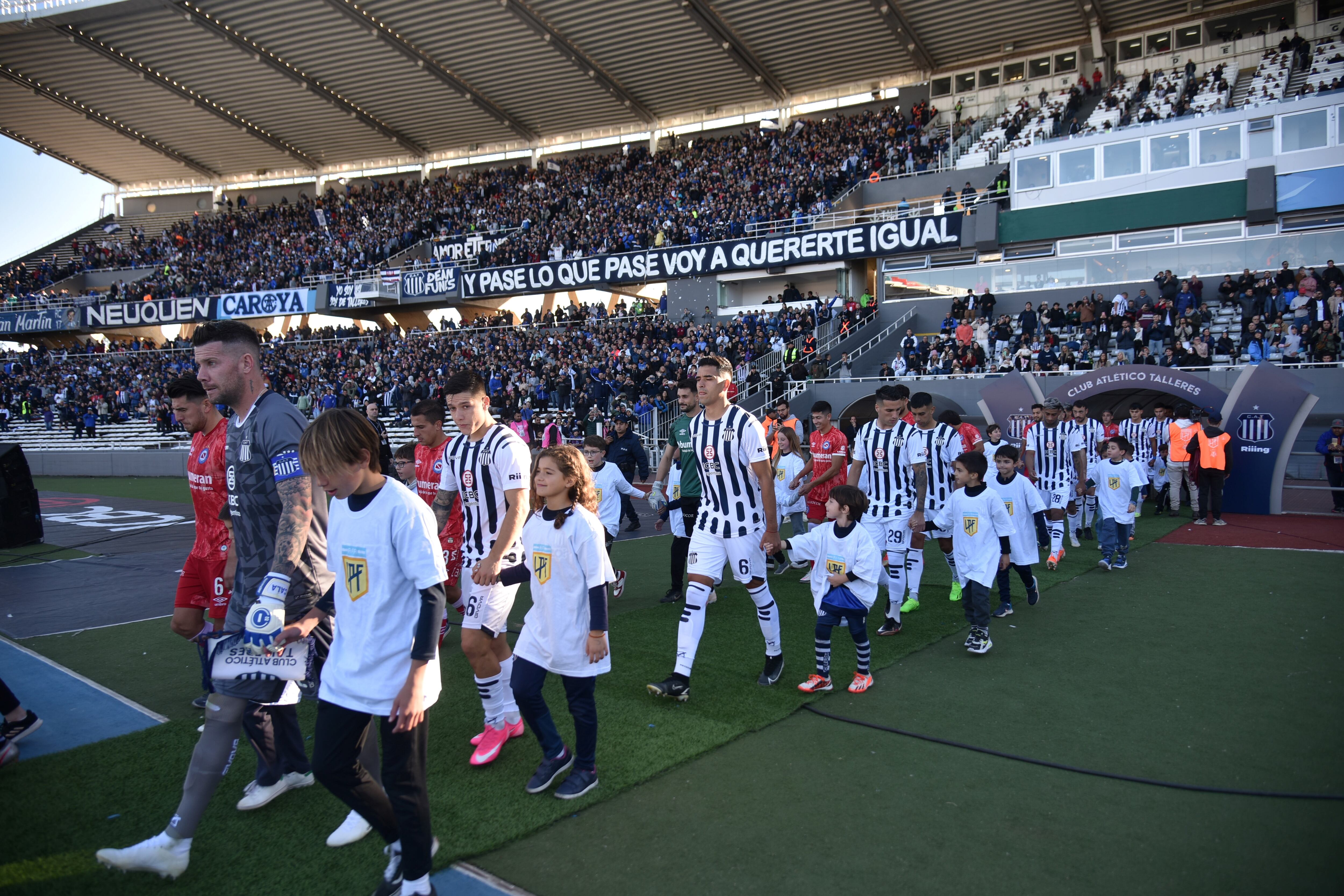 Salida de Talleres en el Kempes para enfrentara Argentinos Juniors.