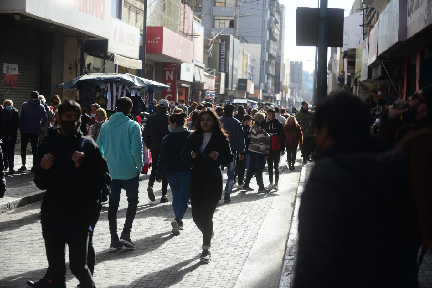 La peatonal, llena de cordobeses buscando qué comprar.