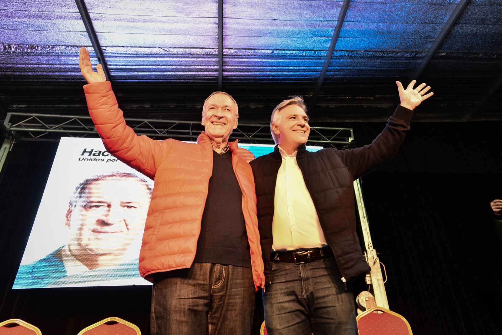 El gobernador y precandidato presidencial Juan Schiaretti junto con Martín Llaryora en La Falda.