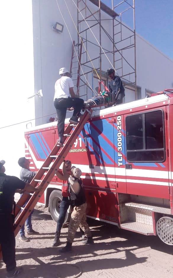 El personal de bomberos montó un operativo para bajr del techo al obrero descompensado.