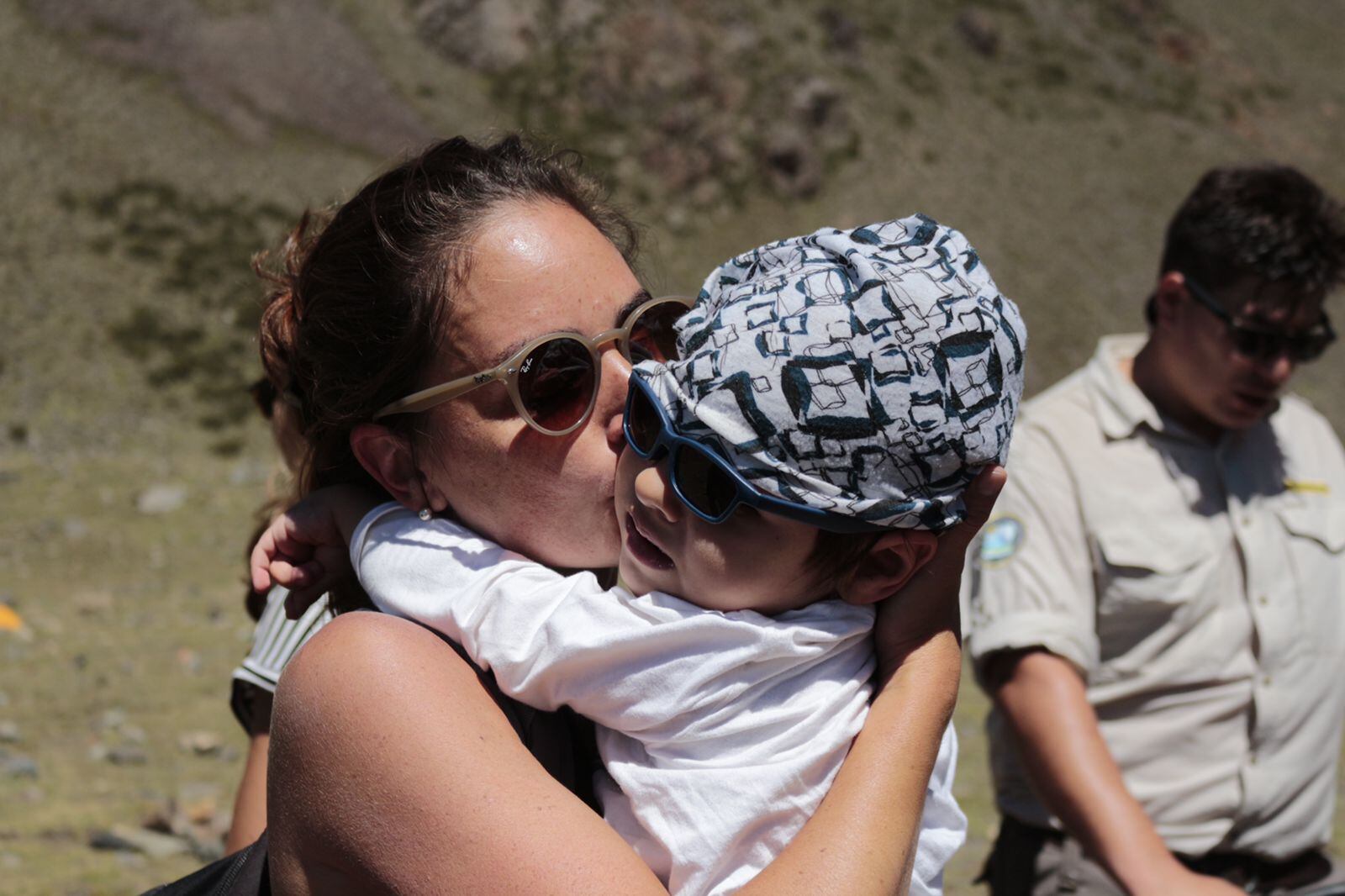 Santi y su mamá, durante el recorrido.