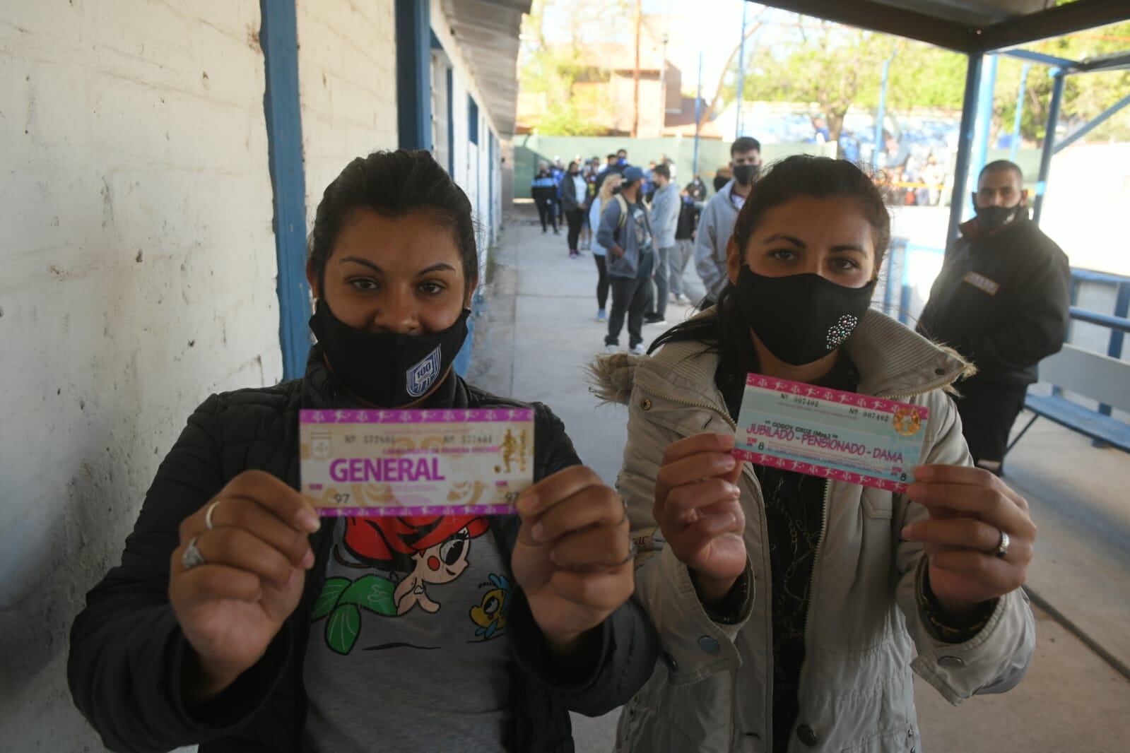 Las hinchas del Tomba, Julieta y Sol fueron una de las primeras en comprar la entrada para este sábado.