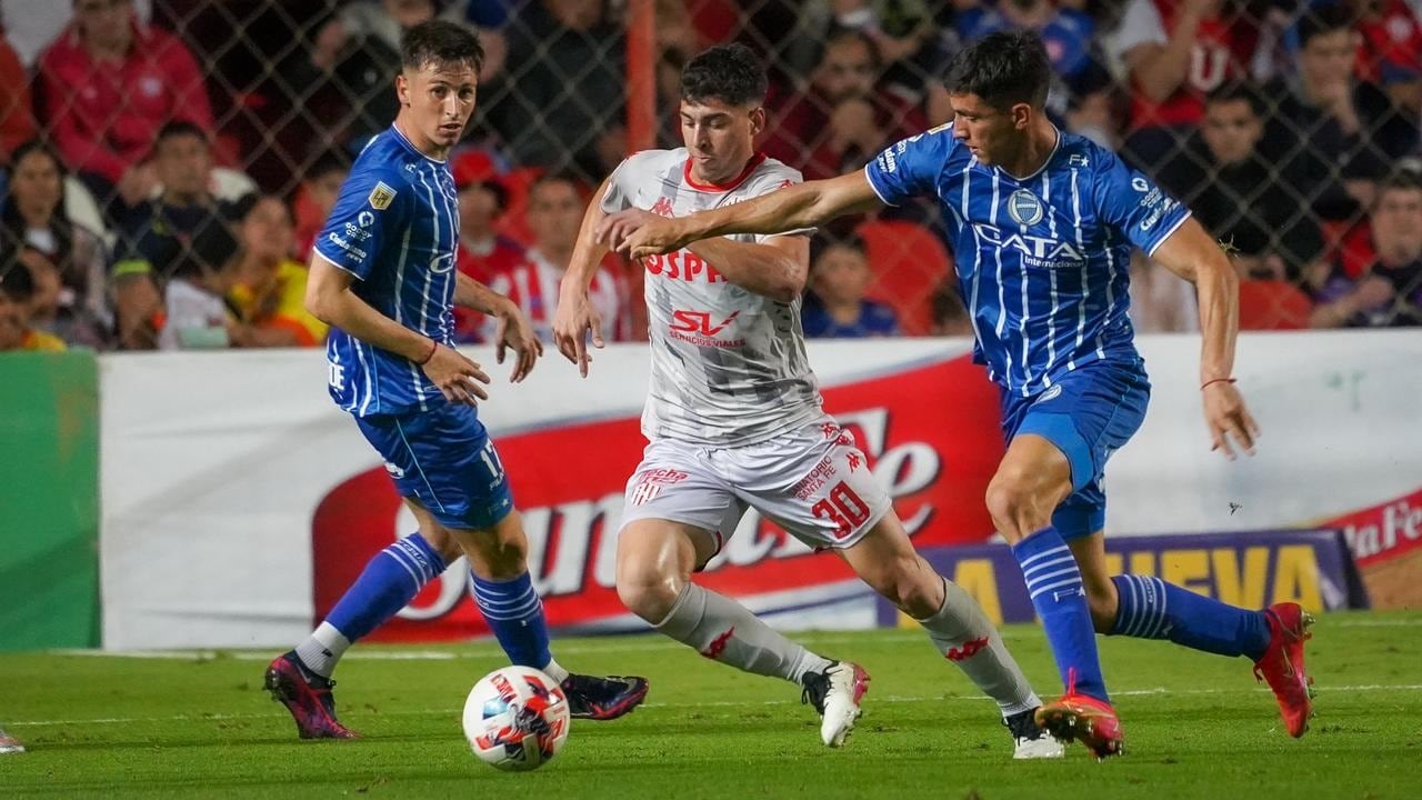 Juan Nardoni intenta zafar de la marca para un Unión que pegó primero que el Tomba.