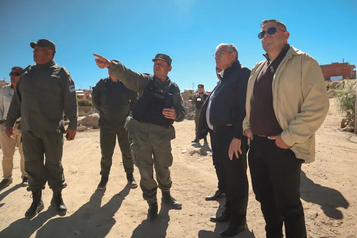 El ministro Guillermo Corro y el comandante mayor Carlos Sdunek (ambos al centro) en la recorrida por la zona de frontera, en Jujuy.