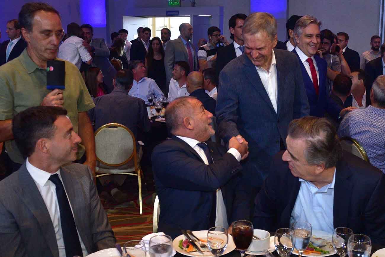 Fundación Mediterránea: Rodrigo de Loredo, Luis Juez, Juan Schiaretti, Martín Llaryora, Mario Negri y Carlos Gutiérrez. (Ramiro Pereyra)