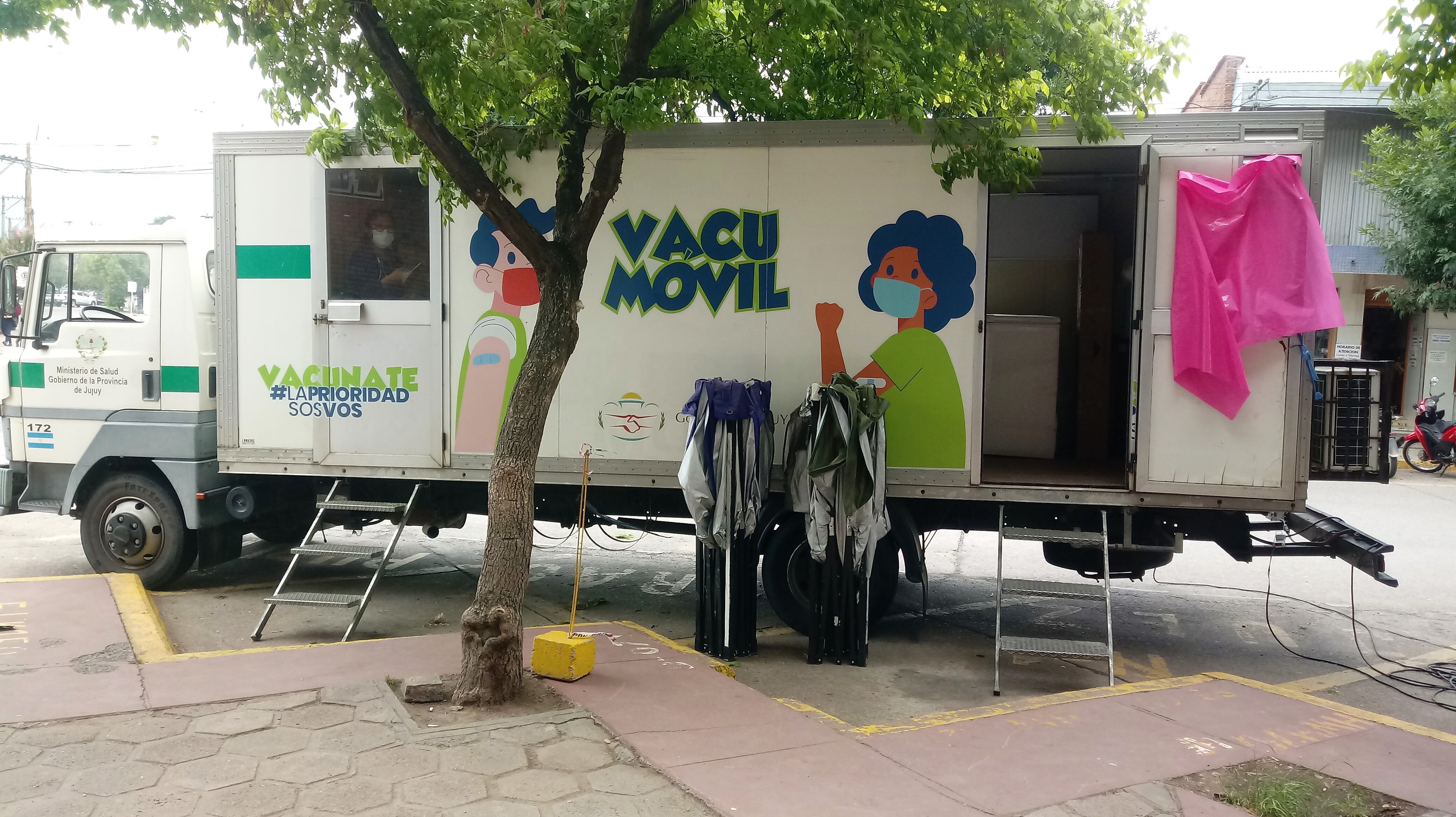 Una de las unidades del servicio "VacuMóvil" del Ministerio de Salud, apostada en el frente del Edificio "9 de Julio", en el barrio Almirante Brown.