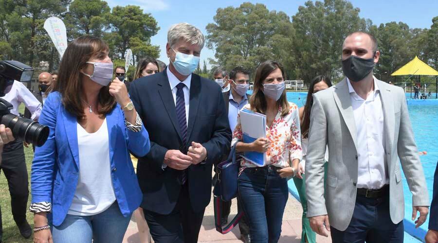 Ziliotto y Guzmán en la recorrida por el natatorio del Parque Recreativo Don Tomás 