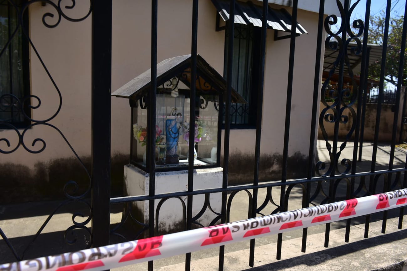 Domicilio de Ana Beatriz Pasos, una mujer de 80 años que fue encontrada sin vida en el interior de su vivienda en barrio Jorge Newbery, de la ciudad de Córdoba. (José Gabriel Hernández / La Voz)