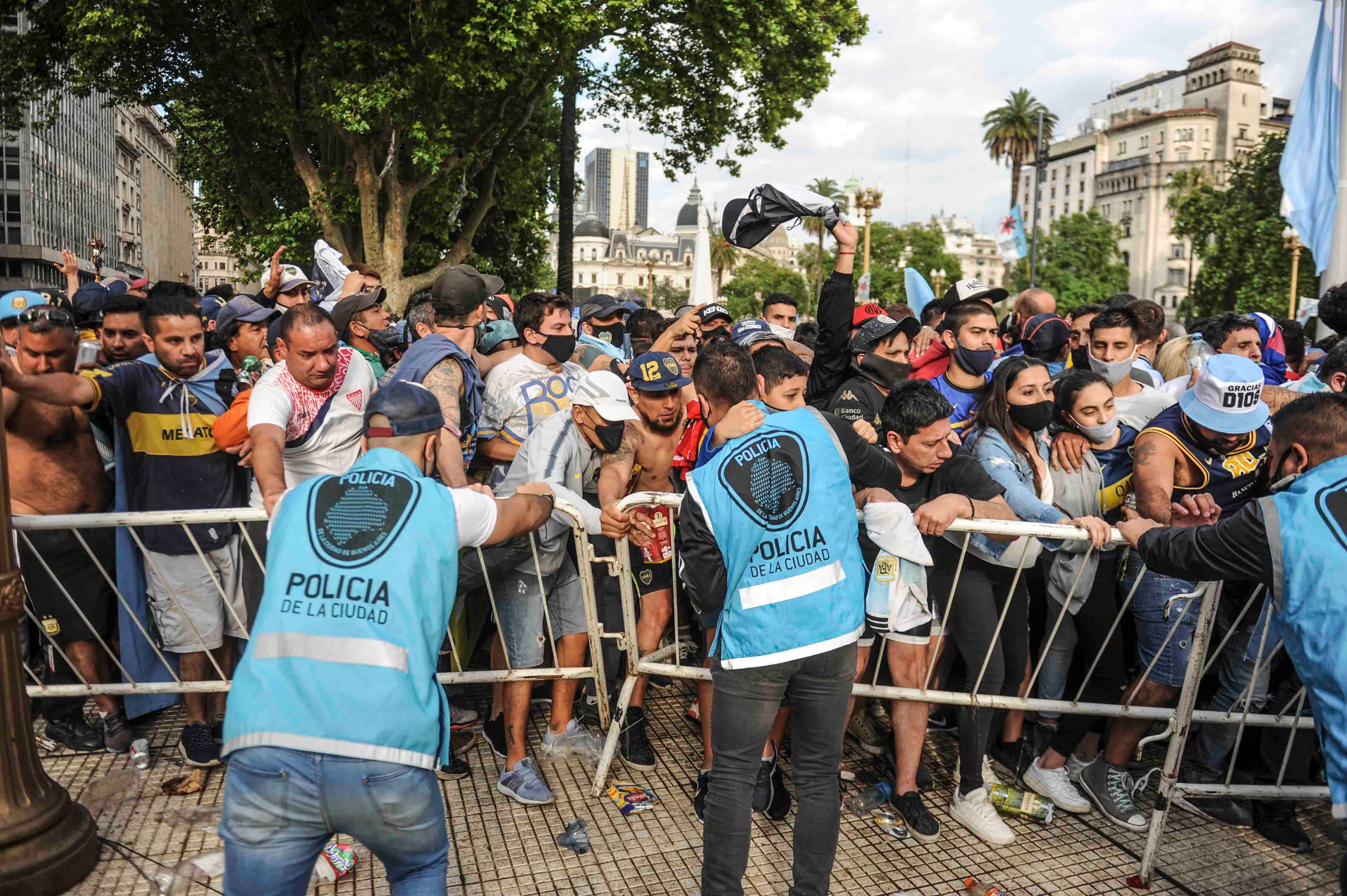 Varios detenidos en el operativo de seguridad por el velatorio de Diego Maradona.