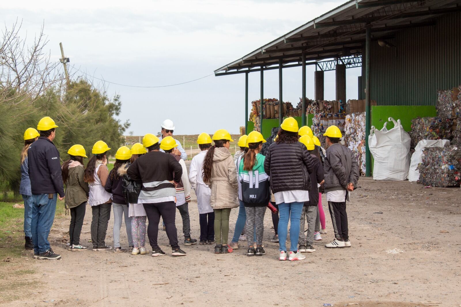 En el Día Mundial del Reciclaje alumnos de escuelas de Tres Arroyos plantaron árboles