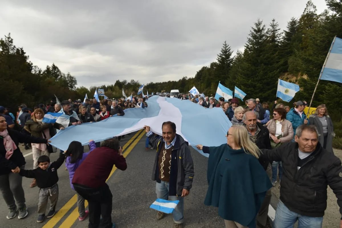 Vecinos de Villa Mascardi hicieron un banderazo en repudio de las usurpaciones mapuches.