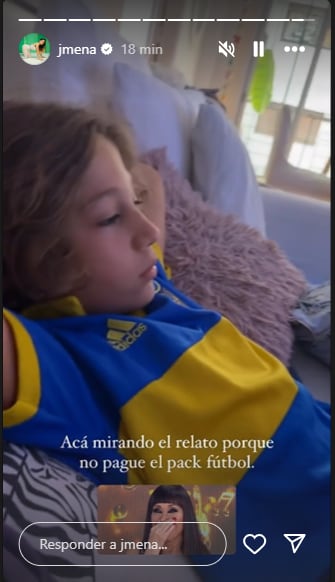 Jimena Barón y su hijo Momo alentando por Boca