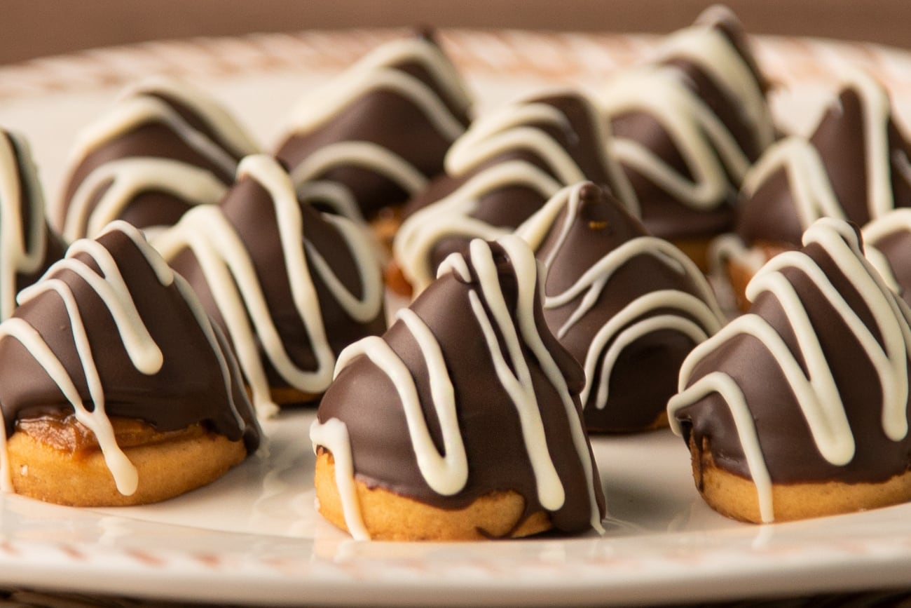 Receta rápida y fácil: cómo preparar los espectaculares conitos de dulce de leche bañados en chocolate