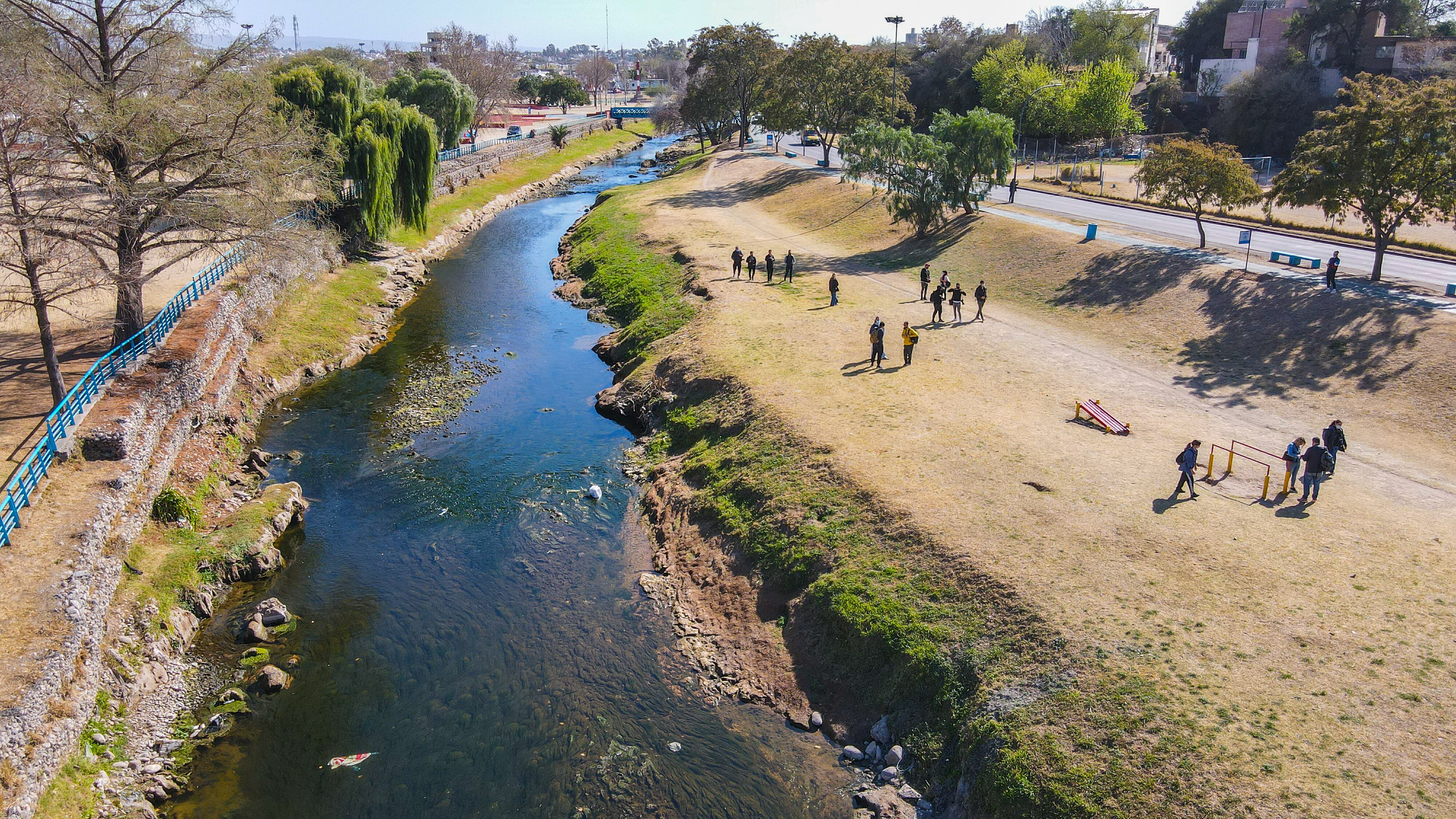 El río Suquía es uno de los principales afluentes de la ciudad de Córdoba, junto a La Cañada.