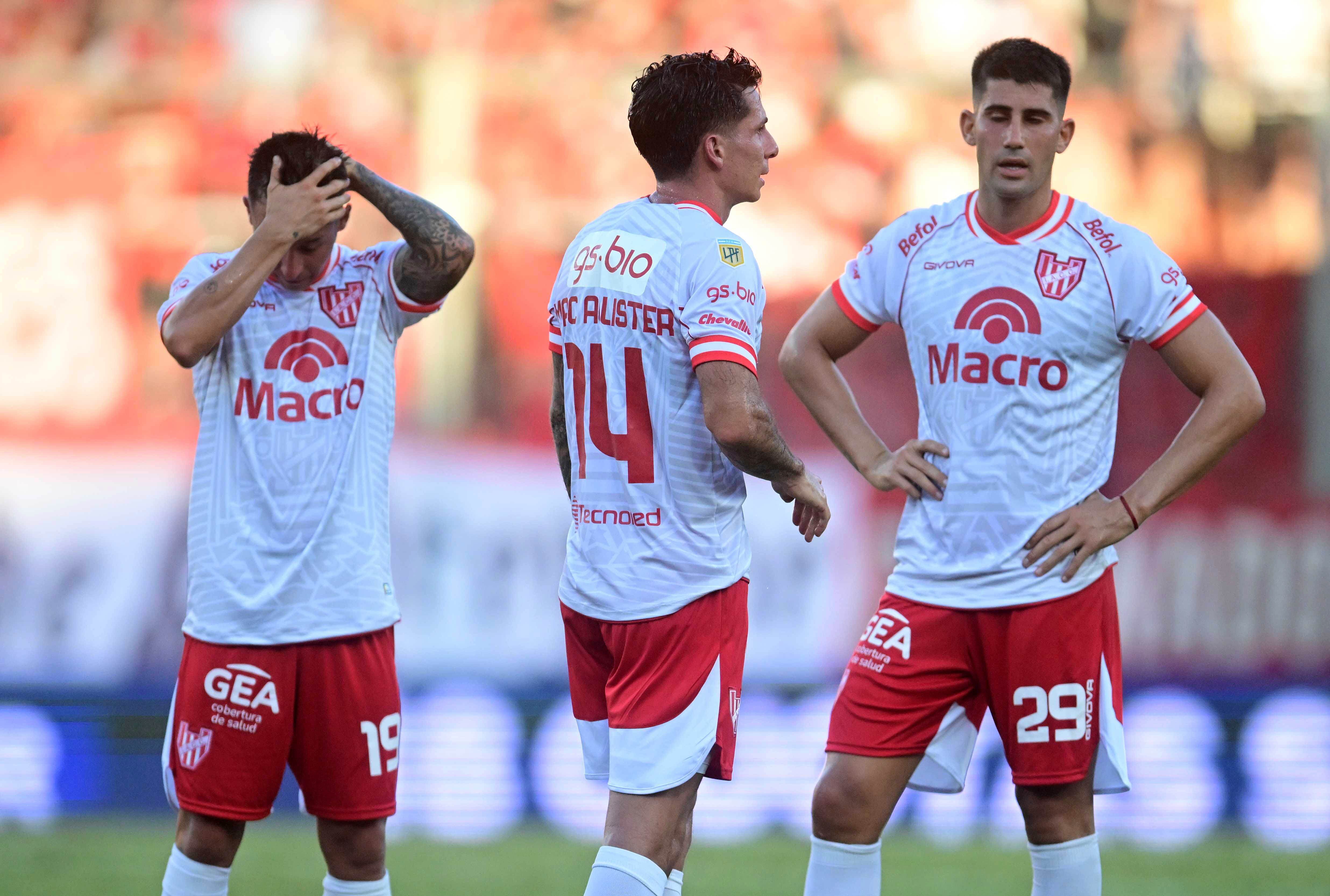 Los rostros de los jugadores de Instituto lo dicen todo: dura derrota en Avellaneda. (Fotobaires).