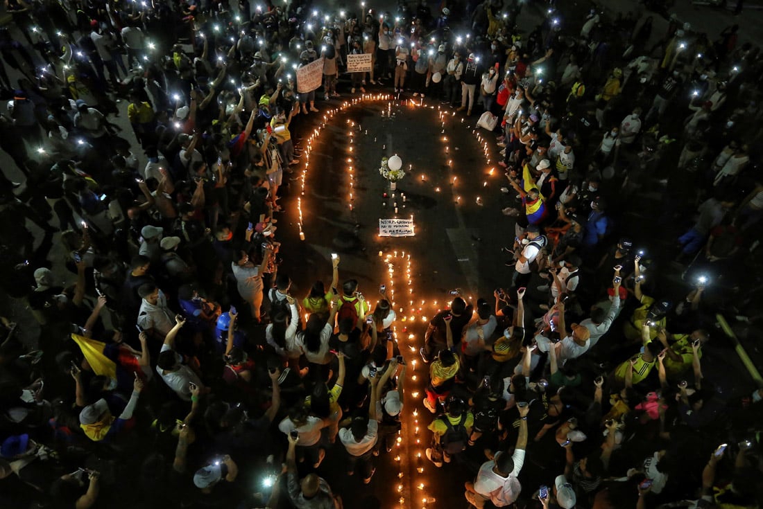 Continúan los violentos enfrentamientos con la policía en las calles de Colombia. (AP)