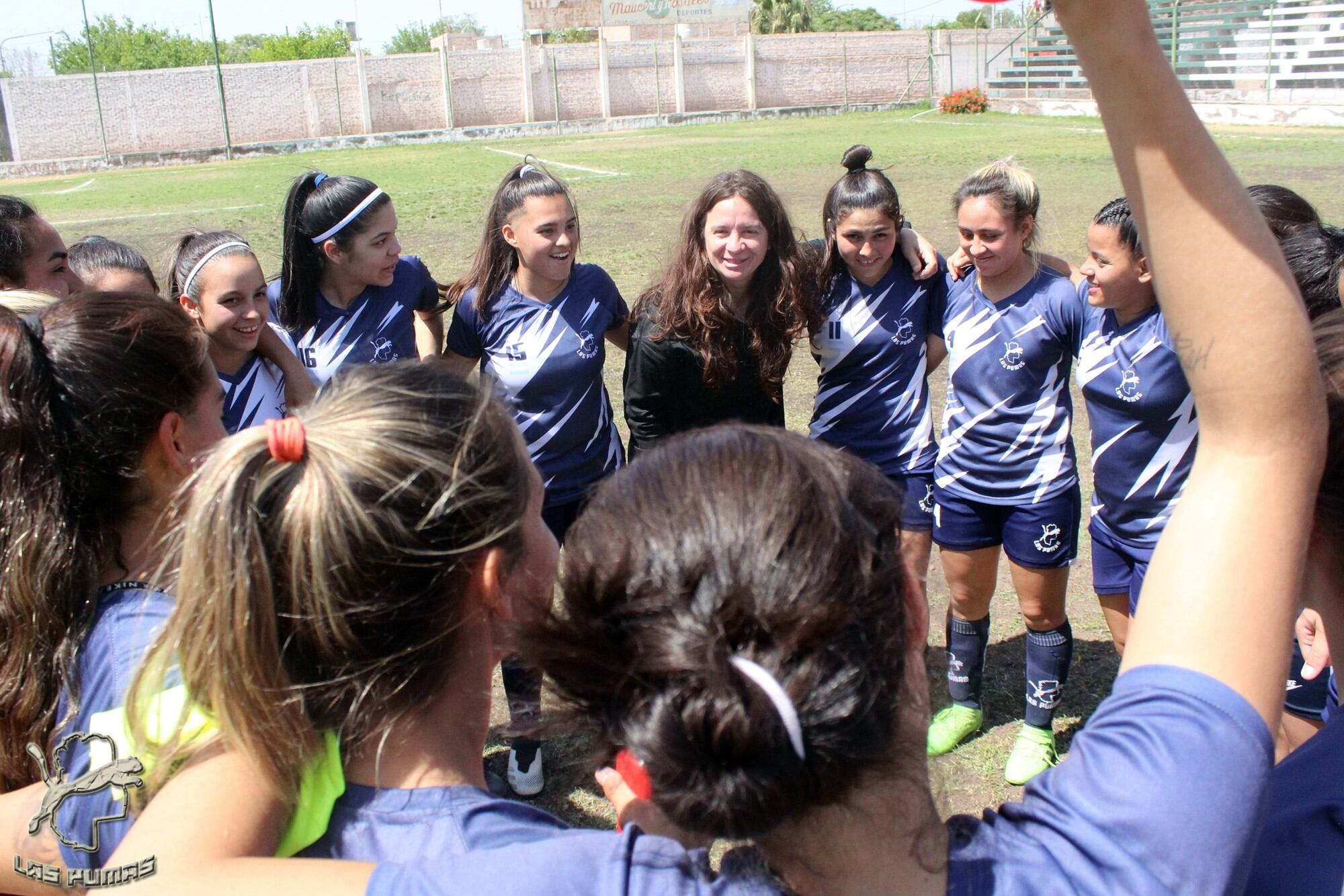 Las Pumas con su entrenadora Silvana Villalobos.