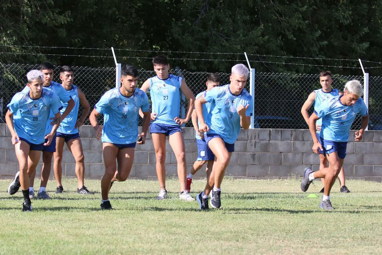 "Estamos de vuelta", publicaron desde las redes de Racing y compartieron fotos del primer entrenamiento. (@ClubARacing)