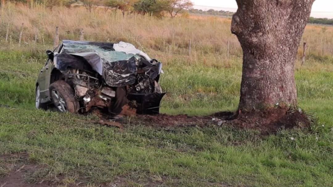 El auto impactó de frente contra un árbol cerca de las 19.