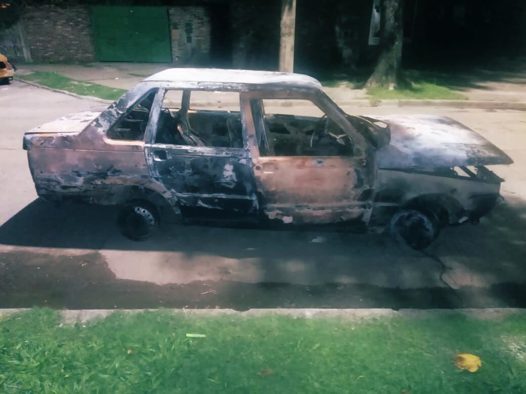 Los bomberos apagaron las llamas en el extremo oeste de la ciudad para facilitar la tarea de los peritos.