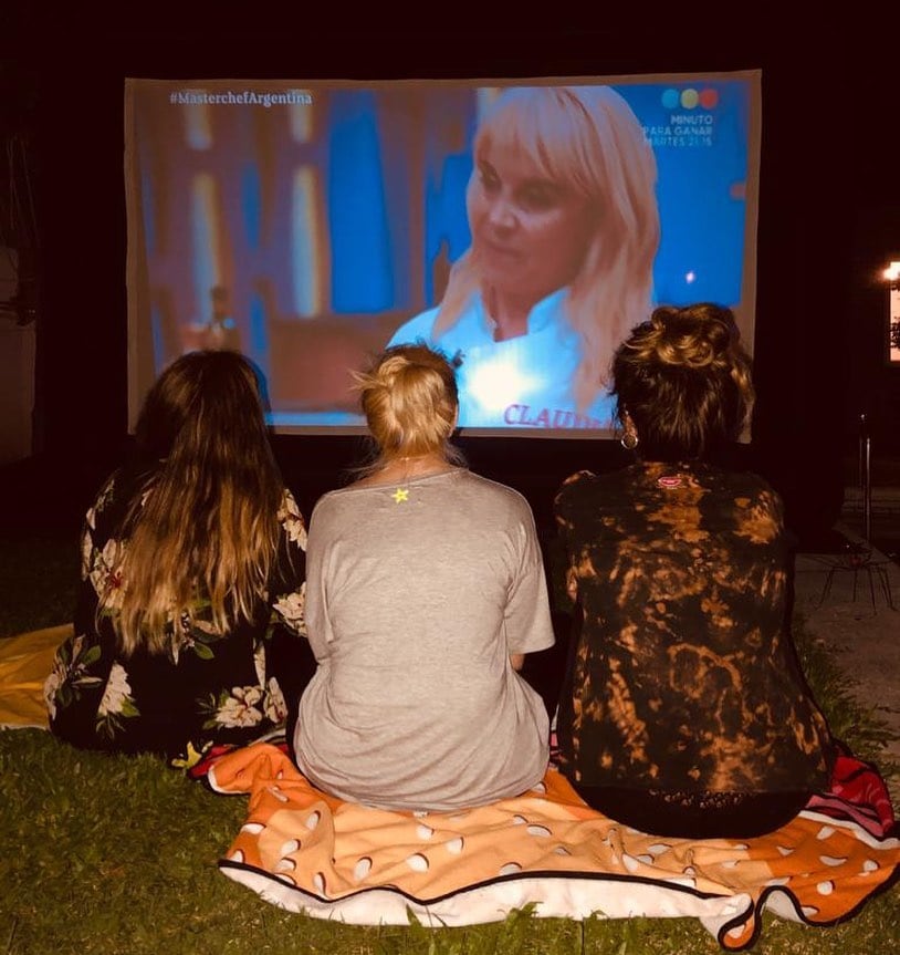 Claudia Villafañe mirando el final de Masterchef Celebrity junto a sus hijas, Dalma y Gianinna.