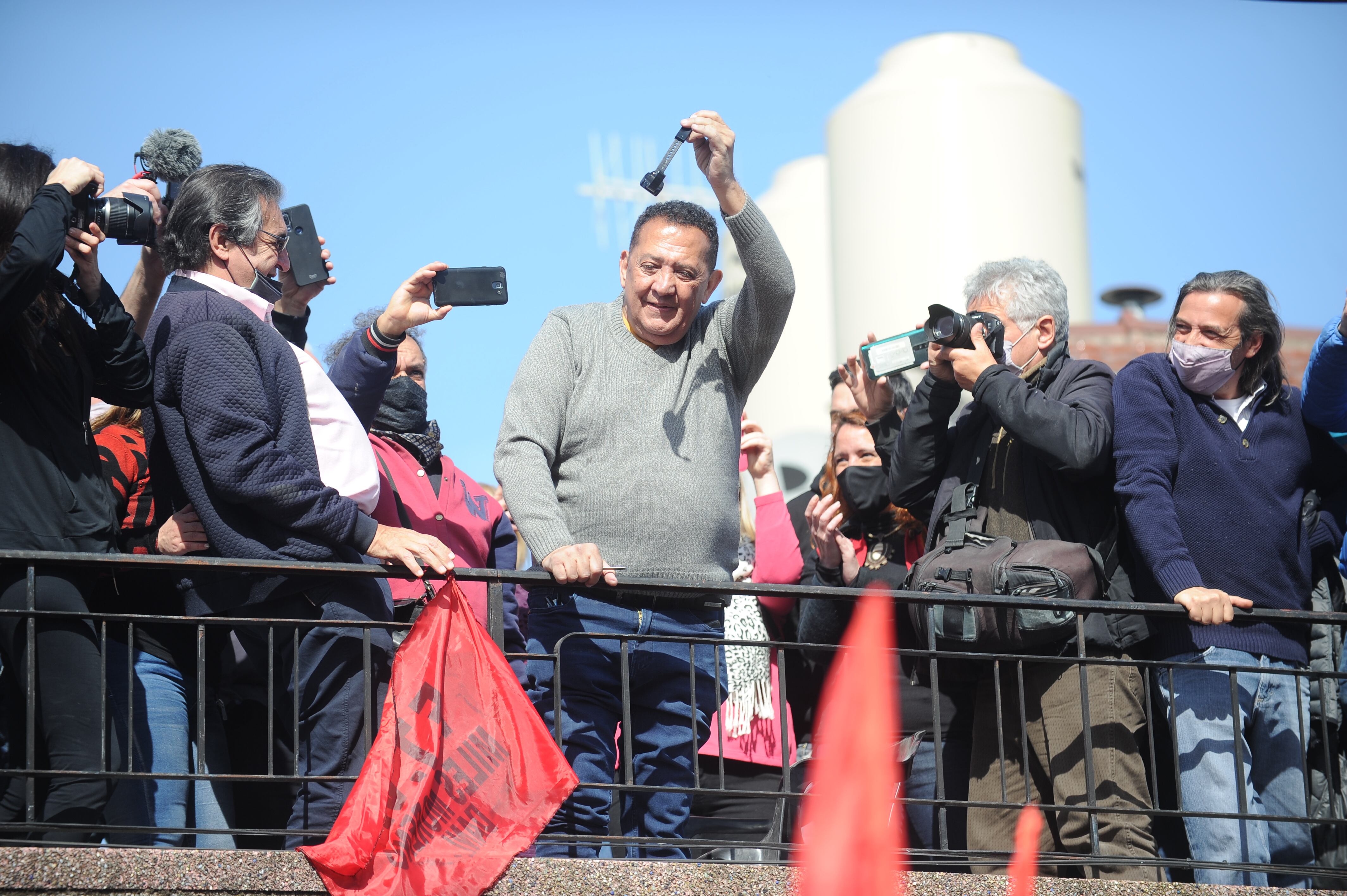 Luis D'Elía se sacó la tobillera en el acto.