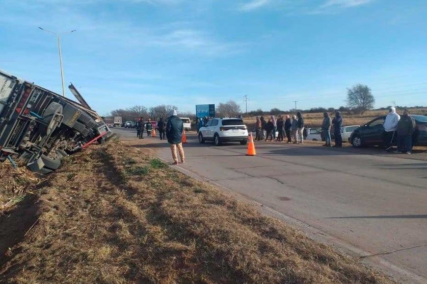 Volcó un camión con carne en San Luis y la gente se agolpó para saquearlo