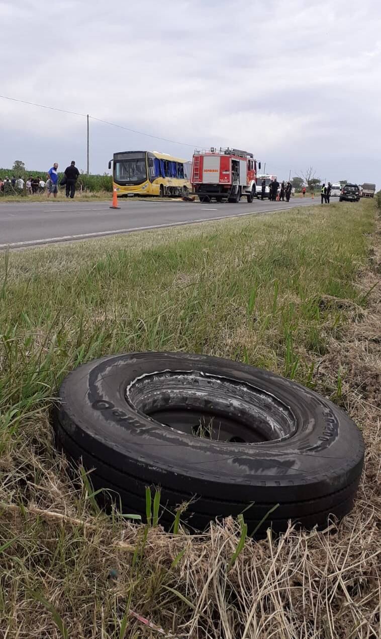 La rueda que se salió quedó tirada a metros de la calzada.