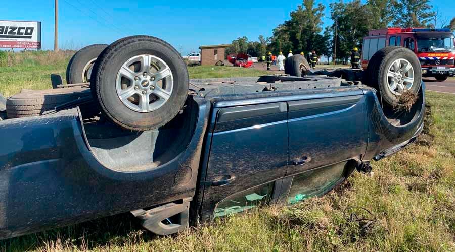 La camioneta volcó a unos 50 metros del lugar del choque 