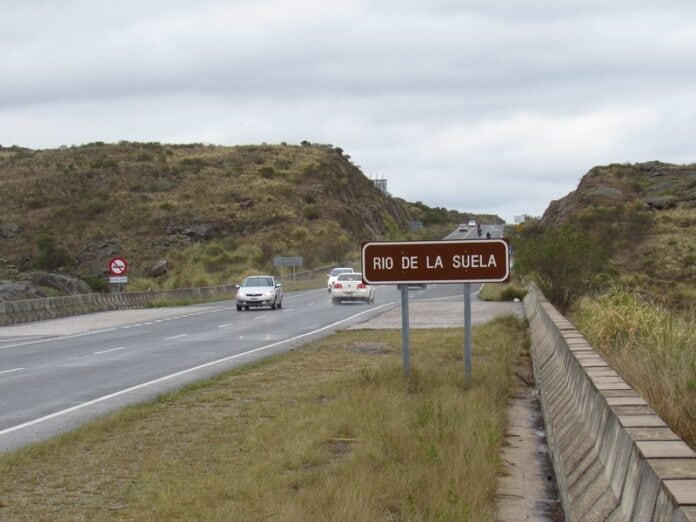 La mujer cayó al río, cerca de Copina (Carlos Paz Vivo).