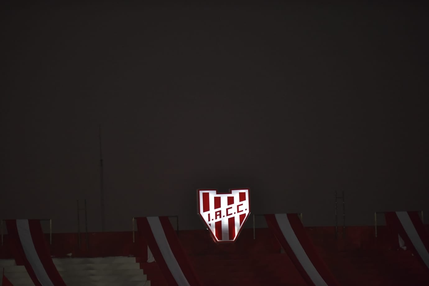 El flamante escudo que lució este viernes en su estadio Instituto y que fue donado por un grupo de fanáticos de la Gloria que vive en el exterio. (Facundo Luque / La Voz)