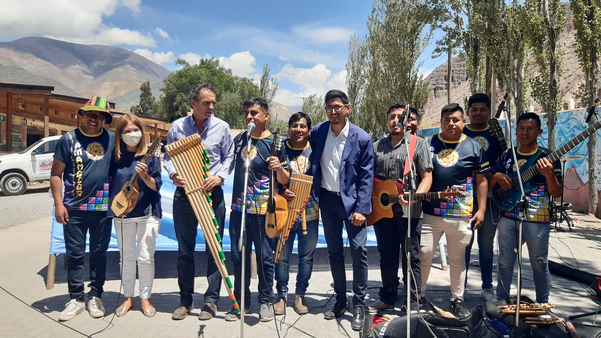 El cierre del acto en Purmamarca estuvo a cargo del Grupo Amanecer, que invitó a la comitiva oficial a posar con los músicos y sus instrumentos en el escenario.