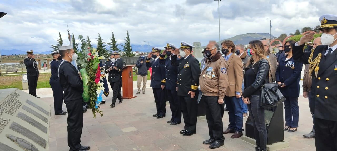 Presentación de la ofrenda floral a las autoridades presentes.