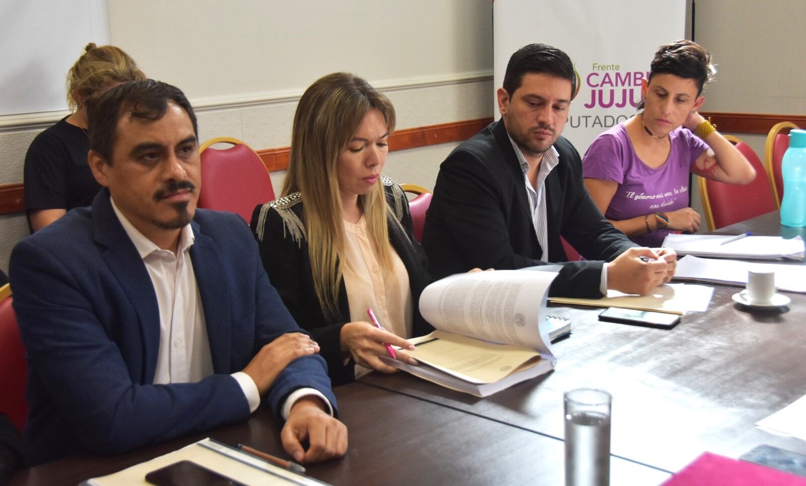 Omar Gutiérrez (izq.) y Daniela Vélez (centro), presidente y vicepresidenta de la Comisión de Salud, abrieron la reunión.