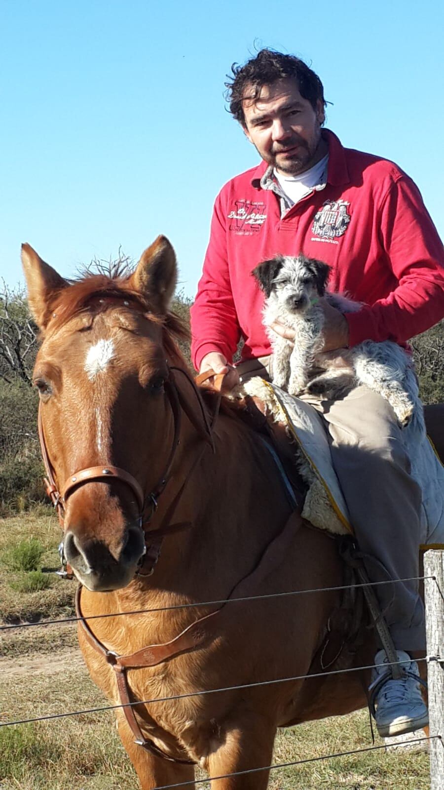 Héctor teniendo en brazos a Zoquete.