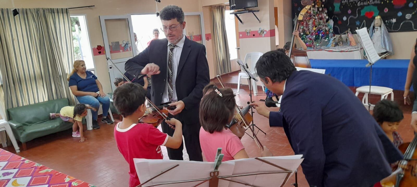 Integrantes de la Camerata en la Sala Cuna.