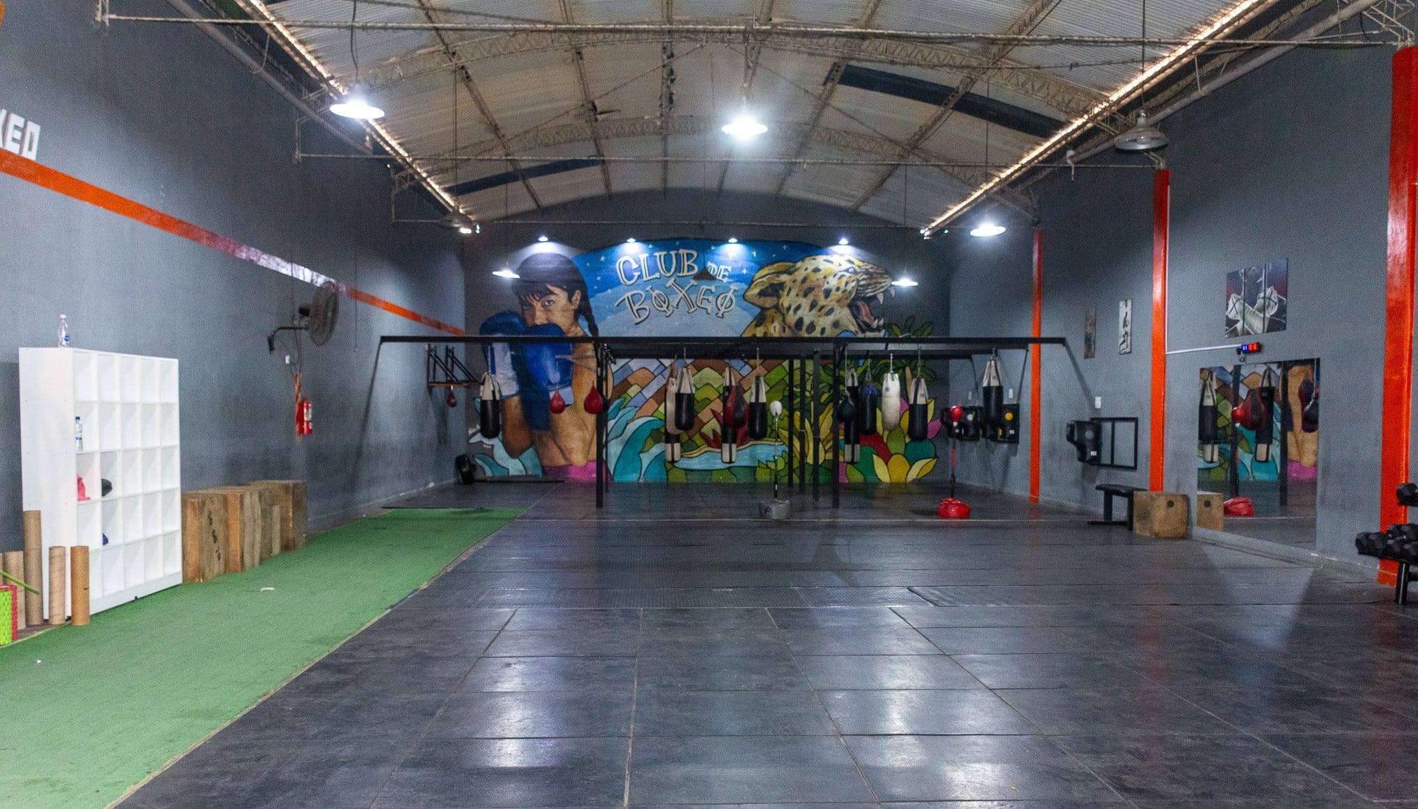 El espacioso gimnasio del Club de Boxeo de Brenda Carabajal, en el barrio Almirante Brown.