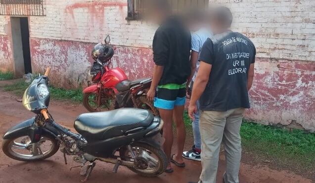 Detienen a dos jóvenes en Eldorado por el robo de motocicletas.