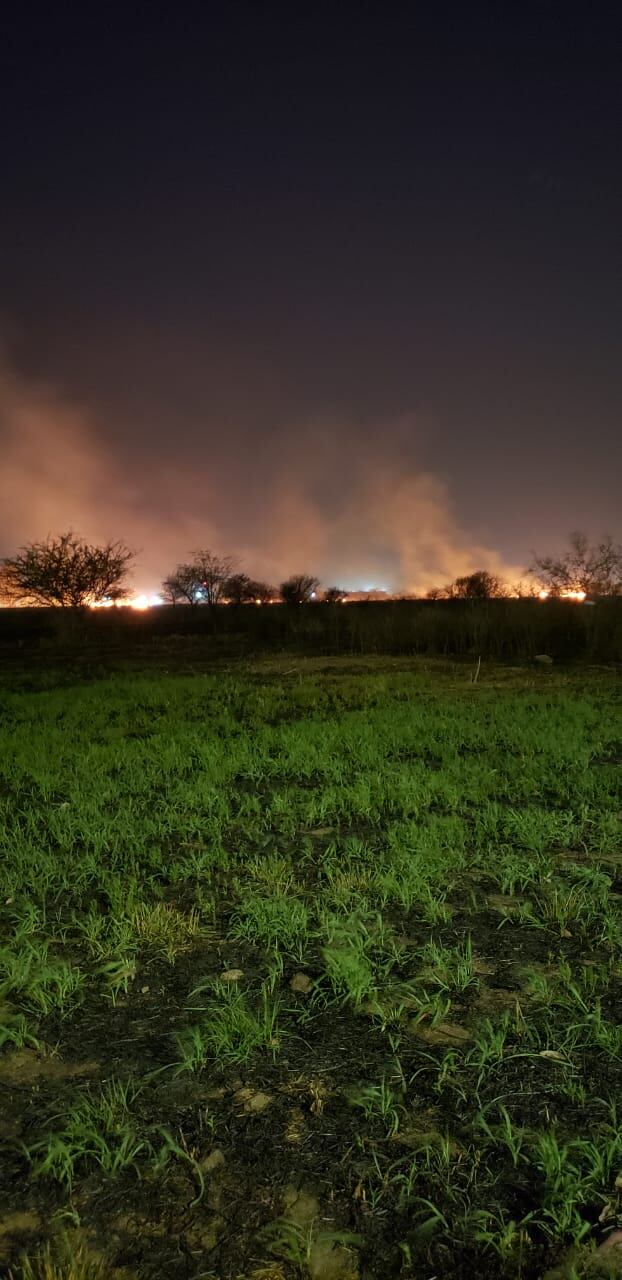 Incendio frente al aeropuerto de Córdoba.