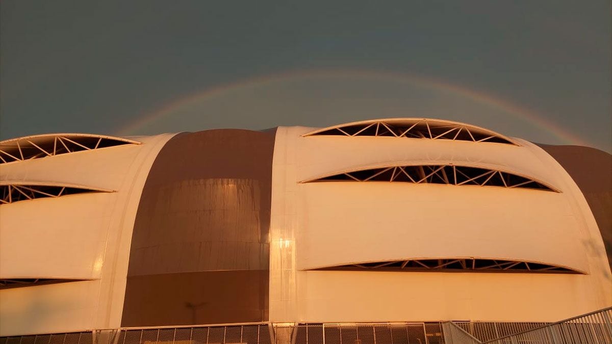 Arcoíris de fondo en un estadio de Santiago del Estero.