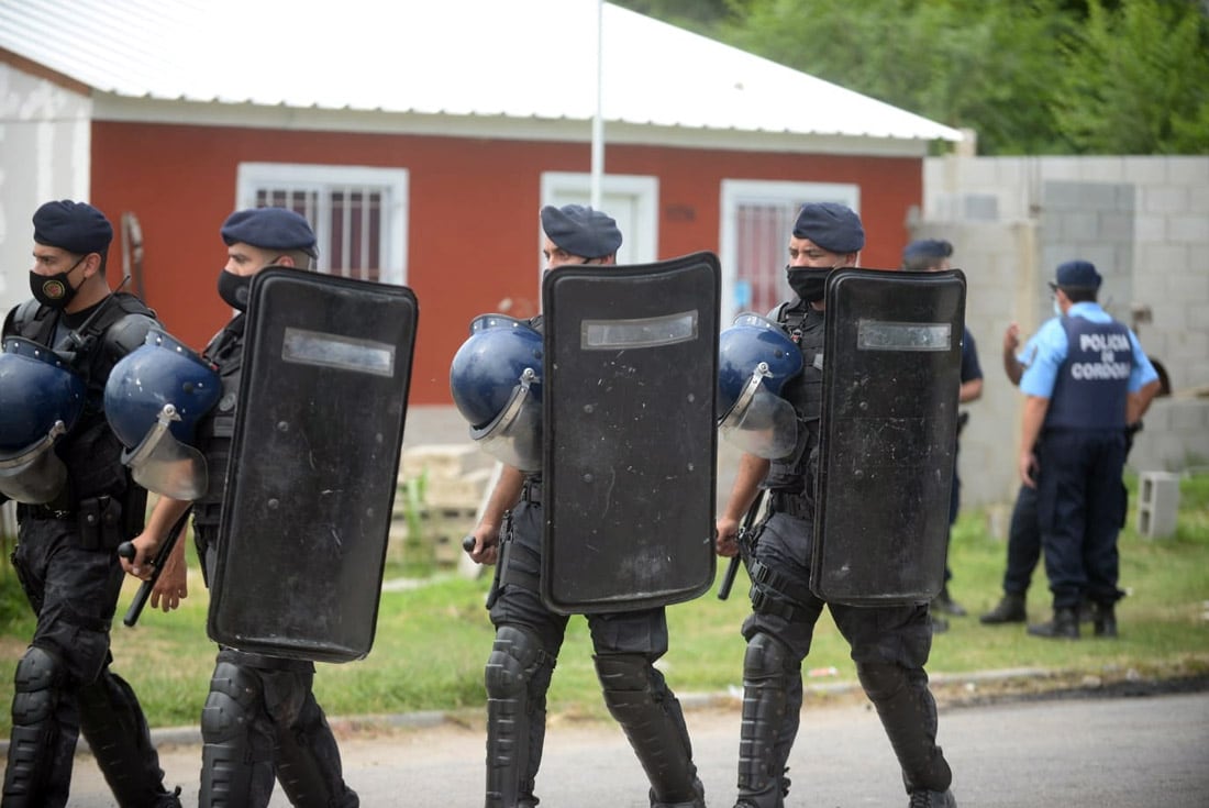 Barrio Parque de la Vega. Familiares del joven asesinado se manifestaron frente a la casa del policía imputado (José Hernández/La Voz).