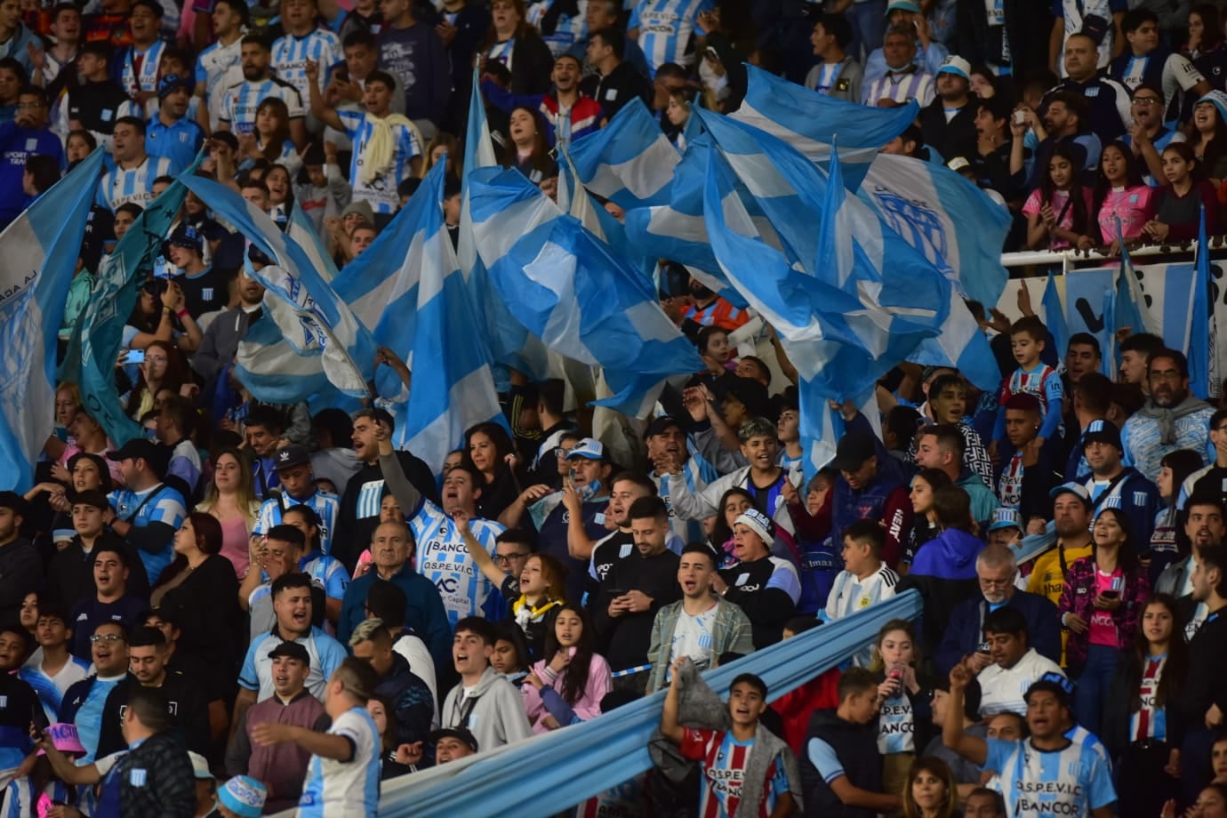 Racing de Nueva Italia en el partido ante Gimnasia de Concepción del Uruguay. (Nicolás Bravo / La Voz).