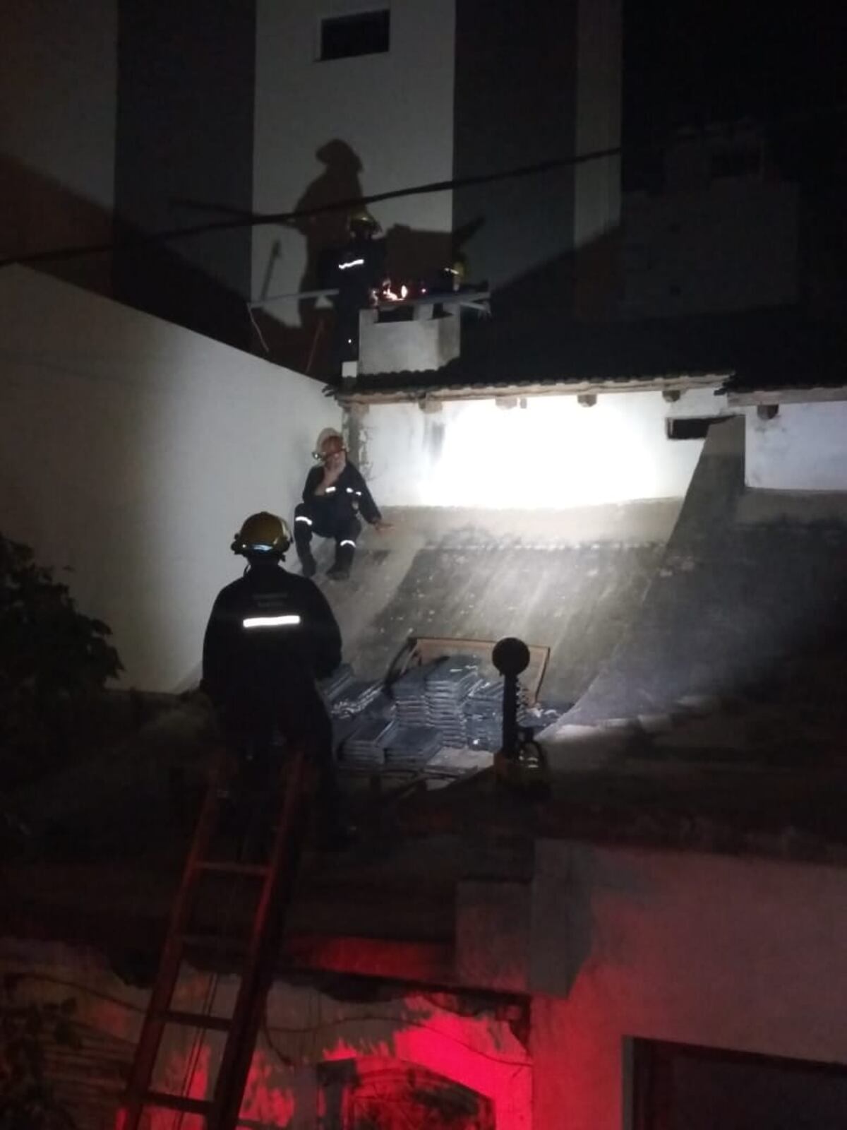 Bomberos rescataron un gato atrapado en una chimenea en San Francisco