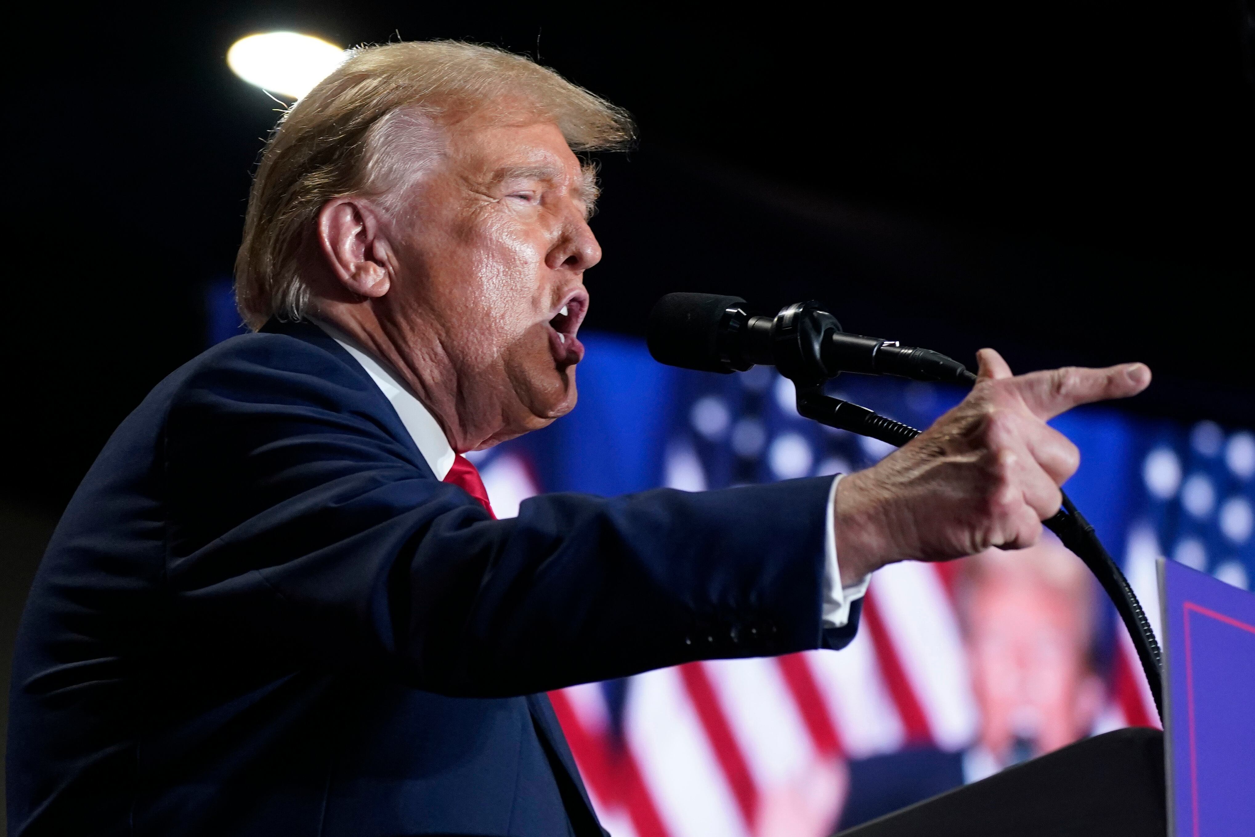 El aspirante presidencial republicano, el expresidente Donald Trump, habla en un mitin de campaña el 2 de marzo de 2024, en Richmond, Virginia. 